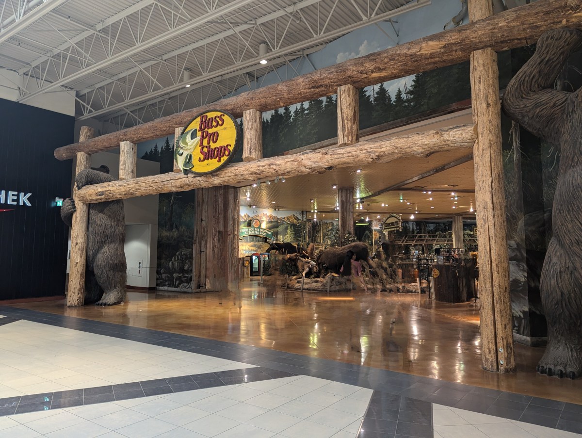 🦌 Bass Pro Shops à CrossIron Mills : le magasin géant du plein air près de Calgary&nbsp;🎣
